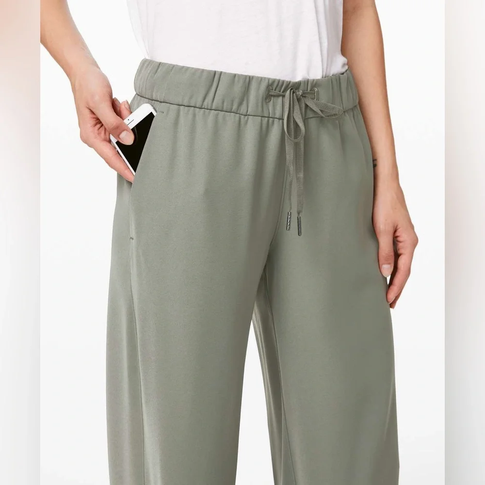 Lululemon On the Fly Wide Leg 7/8 Pant Size 10 Grey Sage Cropped High Rise